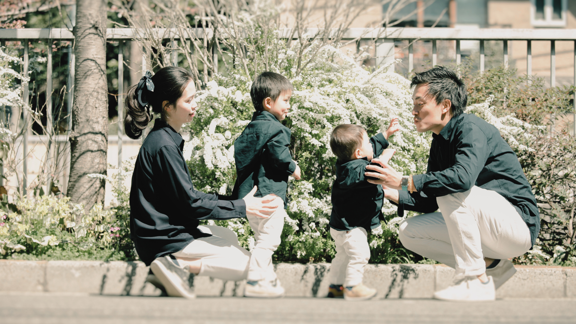 厳かな和室に置かれた家系図と筆記具 - 家族の歴史を形にするイメージ